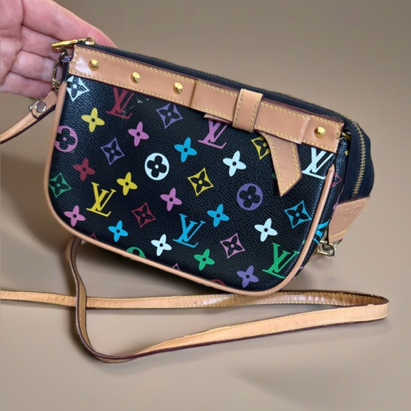 Louis Vuitton small purse
Louis Vuitton
Size: OS  on very good condition - Picture 1 of 14